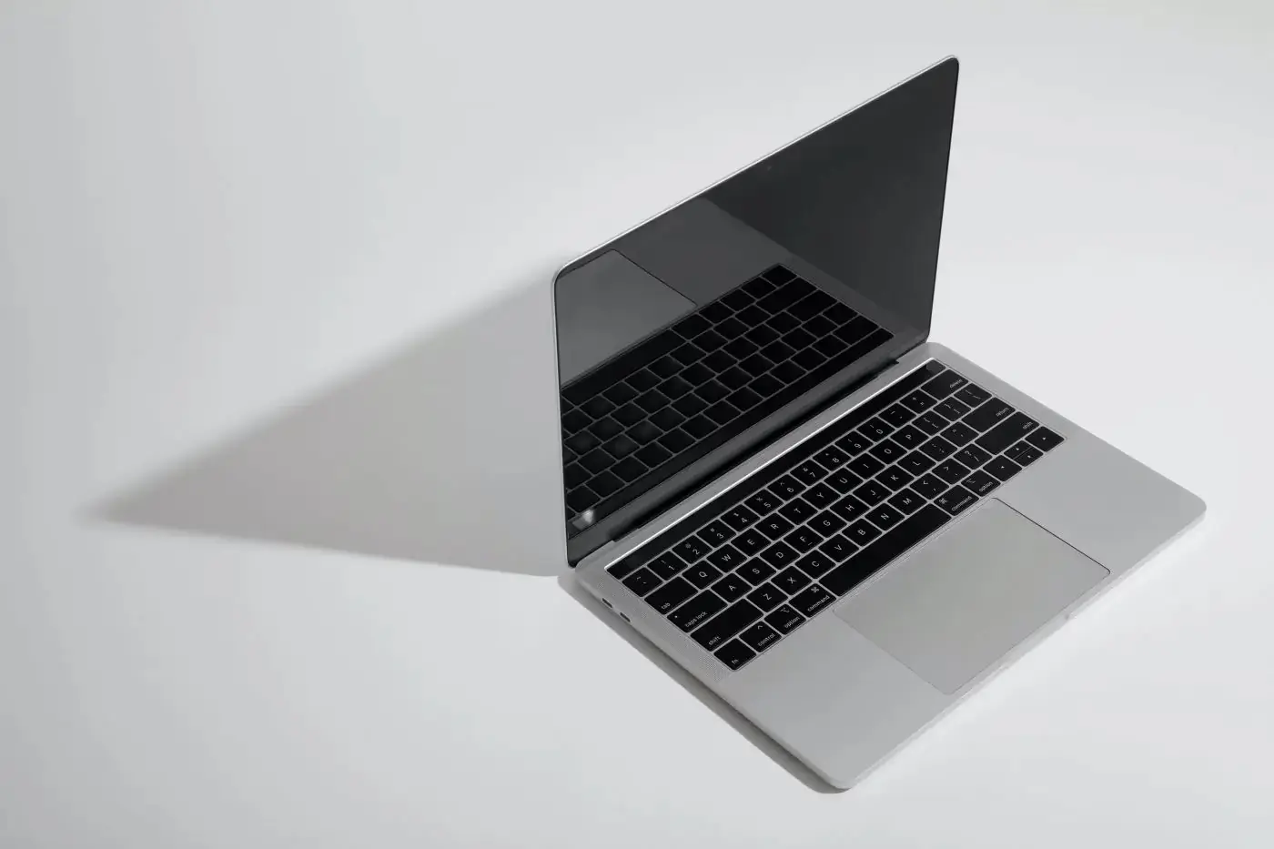 MacBook z wyczyszczonym dyskiem